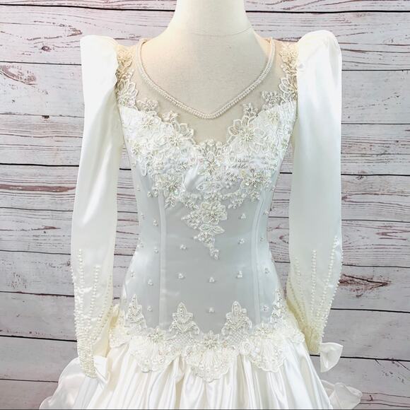 Alfred Angelo Vintage Ivory Bridal Gown w/ Veil - Picture 3 of 8